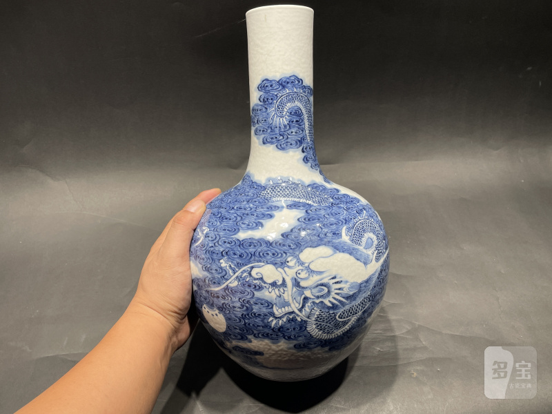 清乾隆 浆胎青花云龙七现天球瓶 - 图2